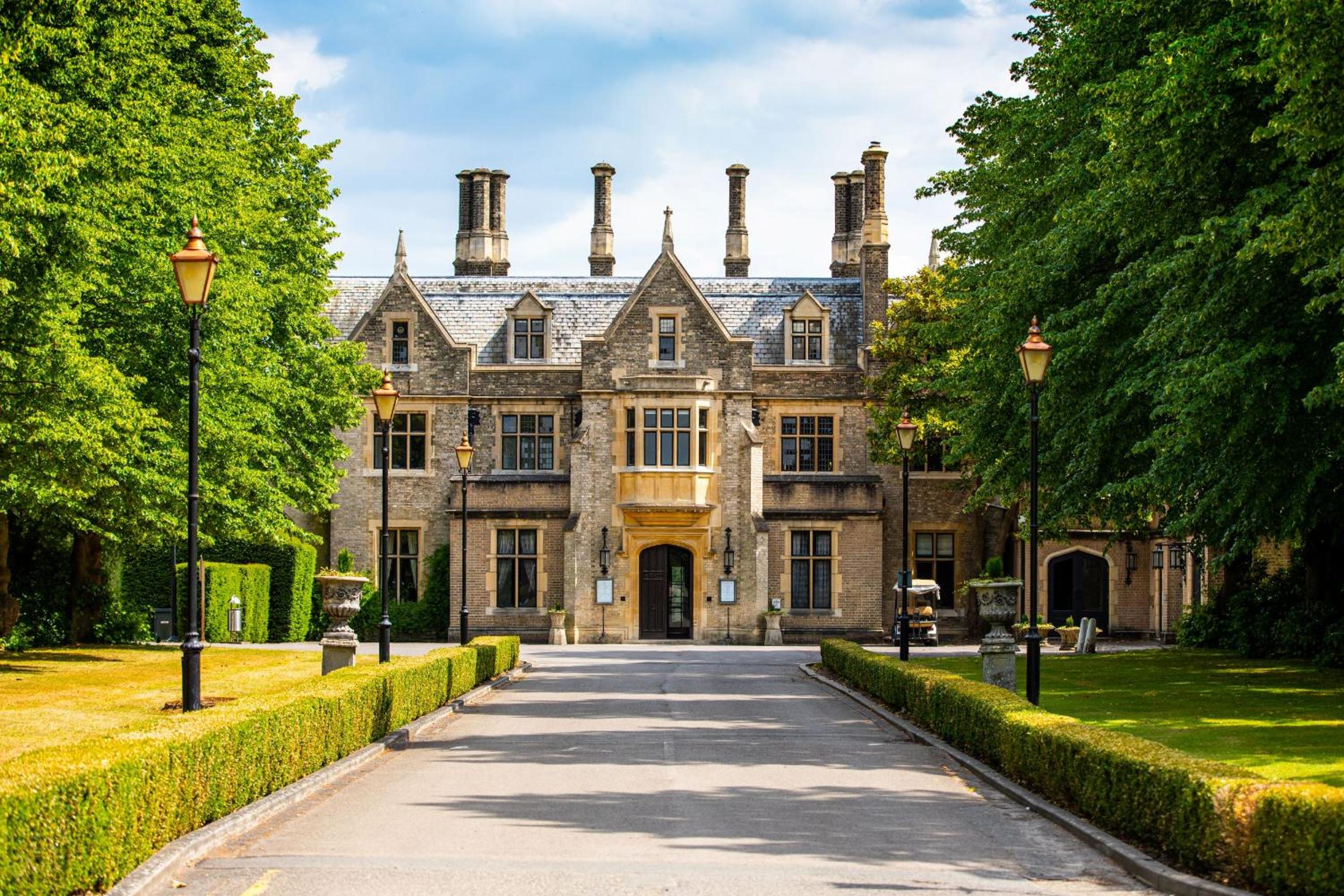 Foxhills Club & Resort, Chertsey, a padel hotel