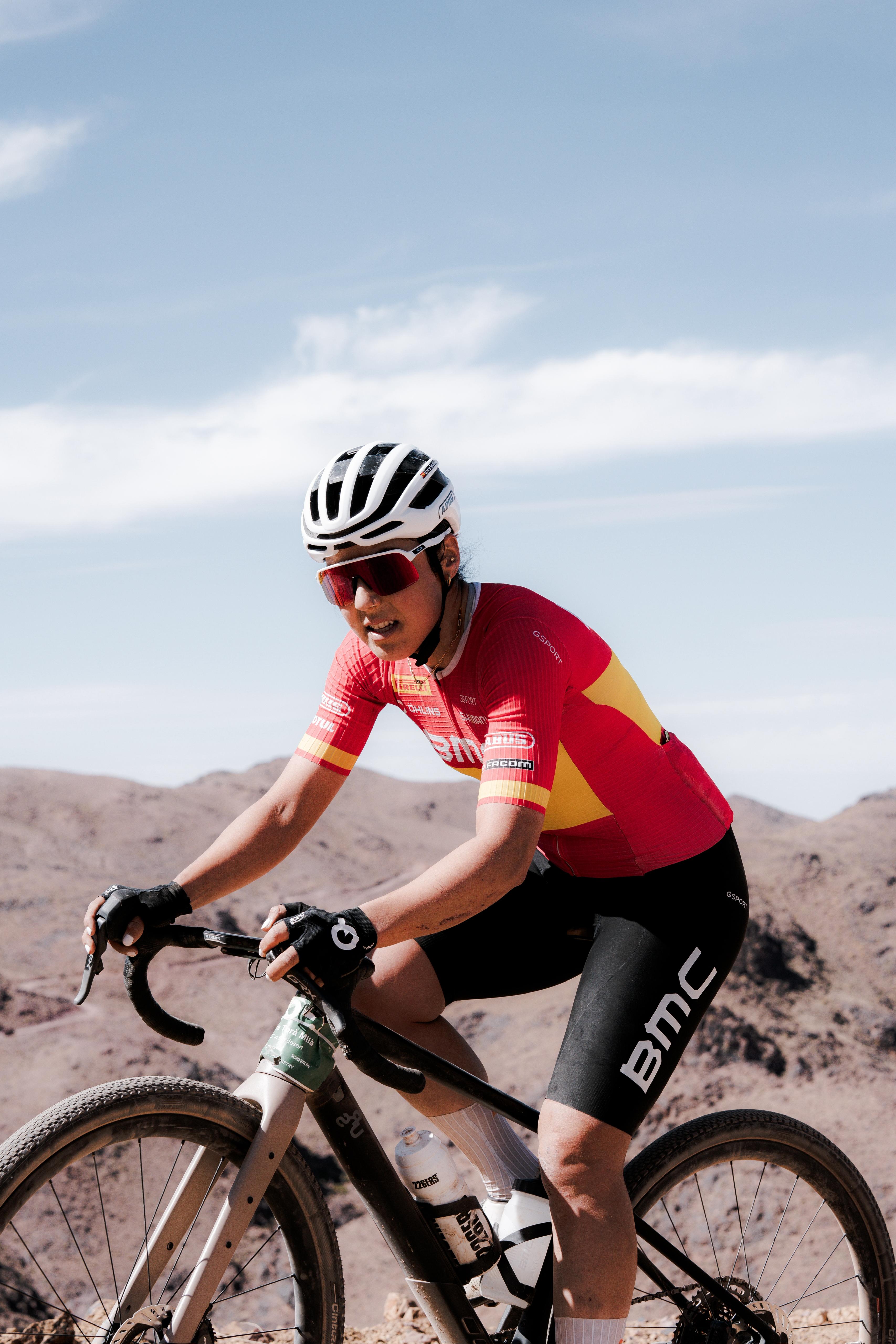 Marta Torà Milà, Spanish Gravel Cup winner, riding her gravel bike on a dry mountain track